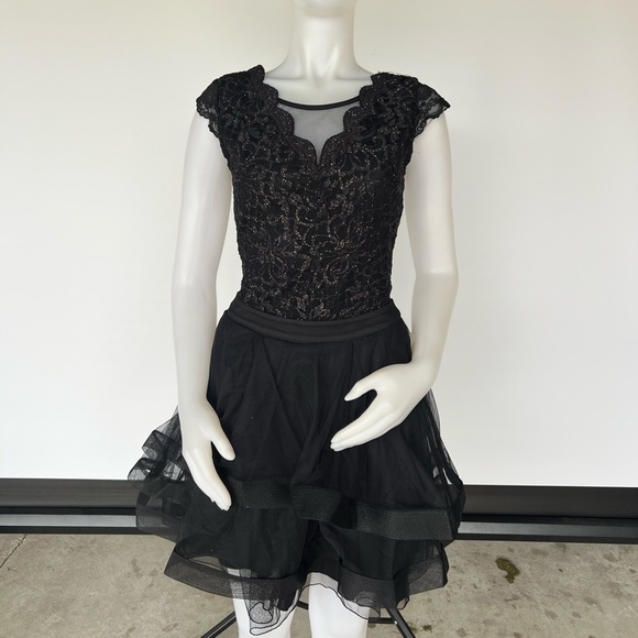 Elegant Glitter Lace Bodysuit & Mesh Tiered Skirt Cocktail or Prom Dress - Picture 3 of 5